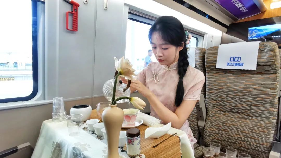 首发列车开出! 首发列车开出!