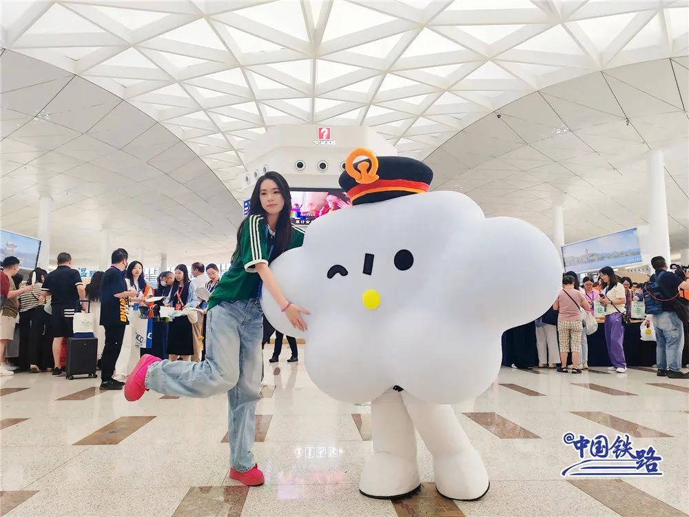 开通运营!紫色复兴号出发! 开通运营!紫色复兴号出发!