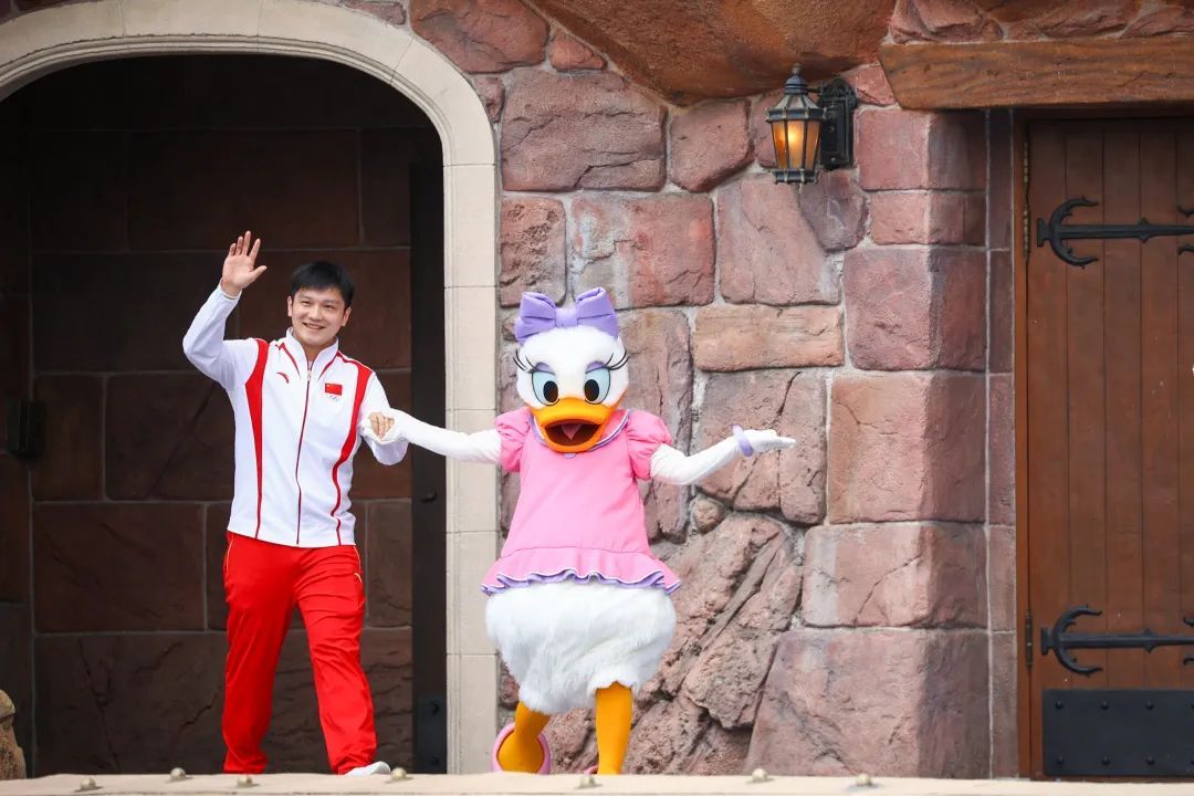 樊振东等奥运健儿,现身上海迪士尼 樊振东等奥运健儿,现身上海迪士尼