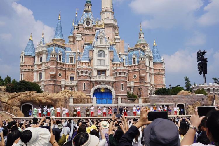 樊振东、覃海洋、吴愉、郭崎琪……奥运健儿“组团”现身上海迪士尼