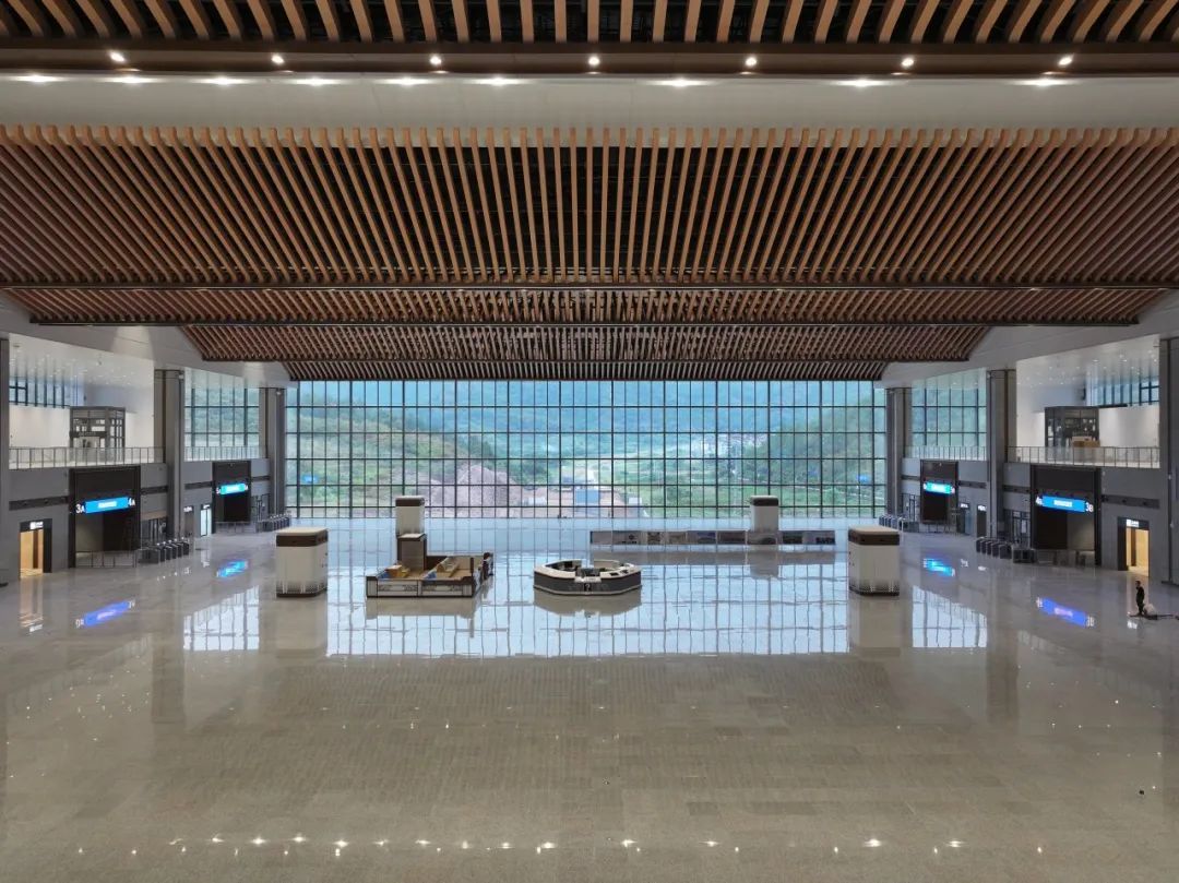 首发列车开出! 首发列车开出!