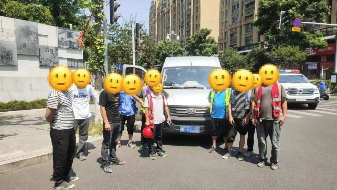 超员危害大 ，乘车拒绝“凑合挤”！