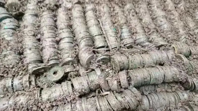 罕见!地里挖出“三四千斤”古钱币,紧急抢救、封存 罕见!地里挖出“三四千斤”古钱币,紧急抢救、封存