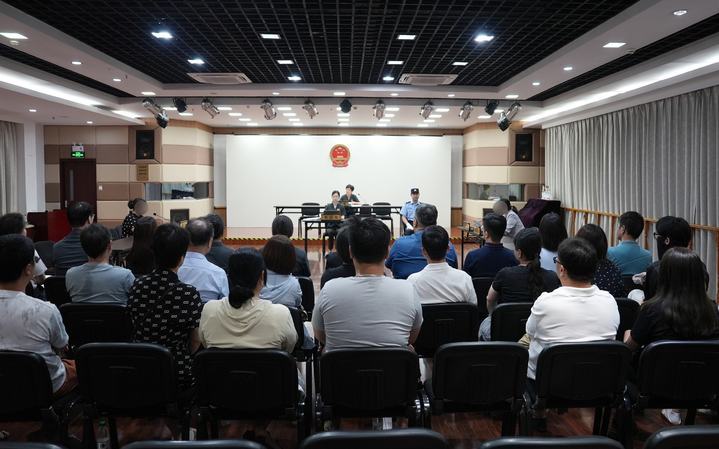 对物业不满意能拒交物业费吗?上海一法院在社区这样普法 对物业不满意能拒交物业费吗?上海一法院在社区这样普法