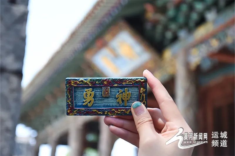 运城:来把“关公”带回家 关公文创深受游客喜爱 运城:来把“关公”带回家 关公文创深受游客喜爱