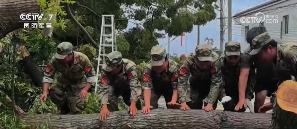 疏通道路、转移群众、灾后重建……抗击台风,人民子弟兵来了! 疏通道路、转移群众、灾后重建……抗击台风,人民子弟兵来了!