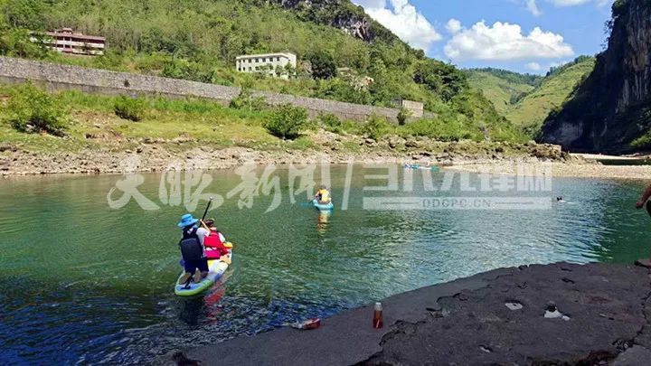 峡谷里玩“玻璃水”，多名游客被困在水中！幸好……