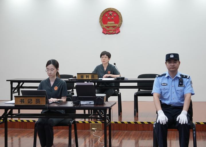 对物业不满意能拒交物业费吗?上海一法院在社区这样普法 对物业不满意能拒交物业费吗?上海一法院在社区这样普法