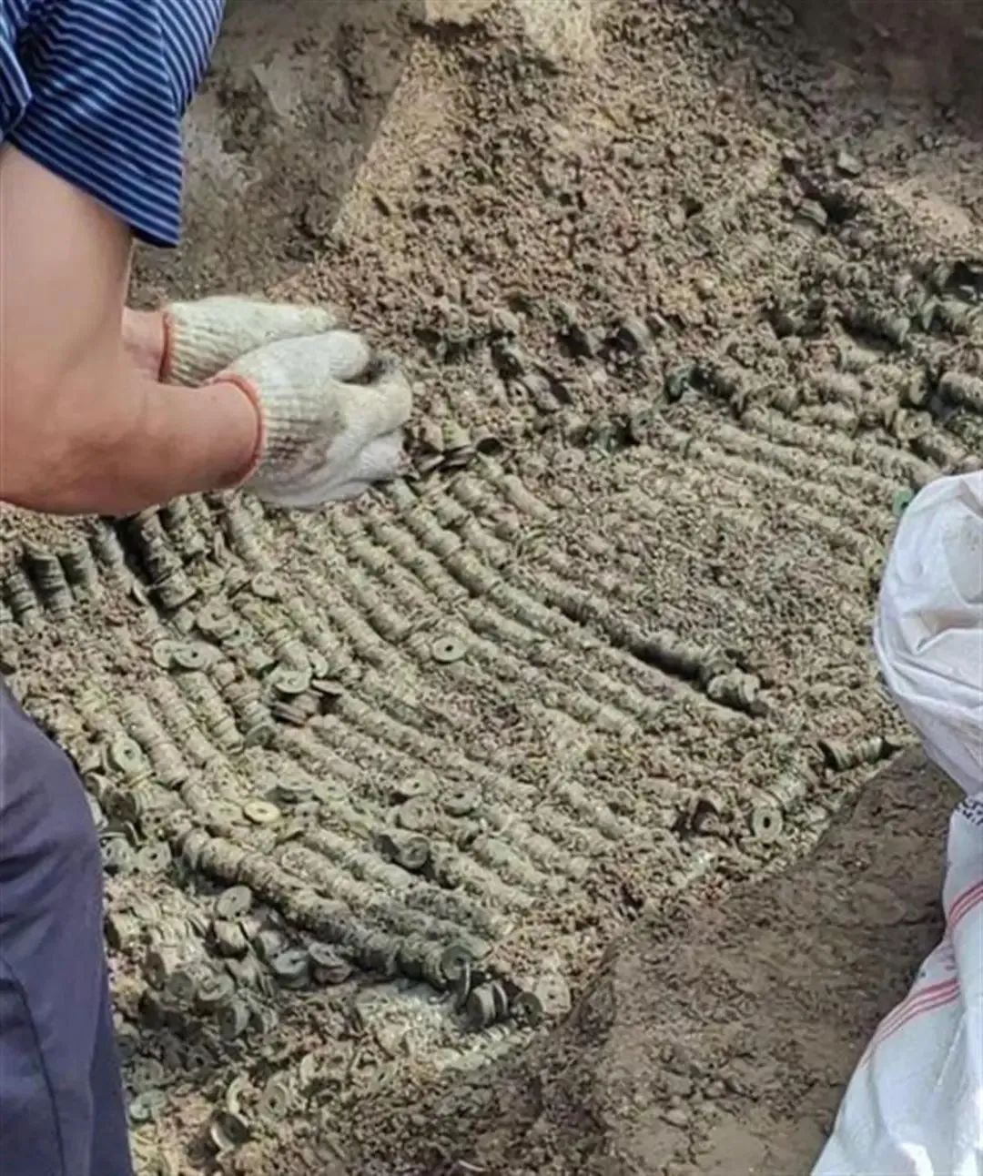 罕见!地里挖出“三四千斤”古钱币,紧急抢救、封存 罕见!地里挖出“三四千斤”古钱币,紧急抢救、封存