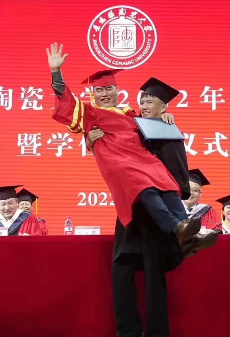 学生校内钓鱼被警告，江西一校长：尊重学生兴趣爱好，将举办钓鱼大赛！