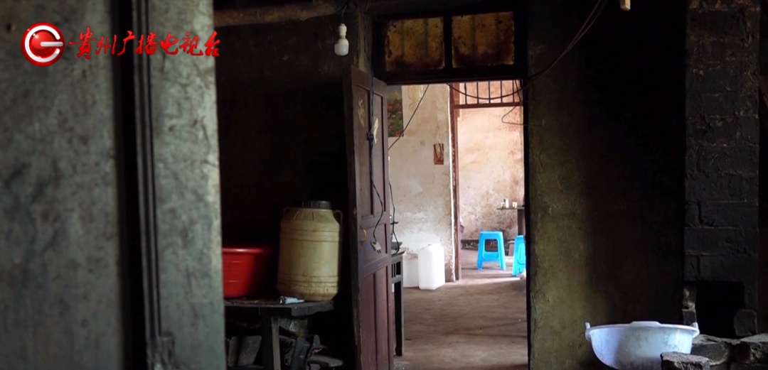 贵州多户人家酒席刚办完，礼金就不翼而飞！警方锁定神秘“紫雨伞”……