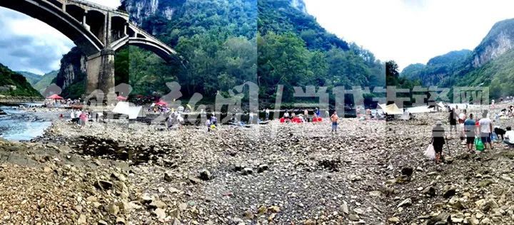 峡谷里玩“玻璃水”，多名游客被困在水中！幸好……