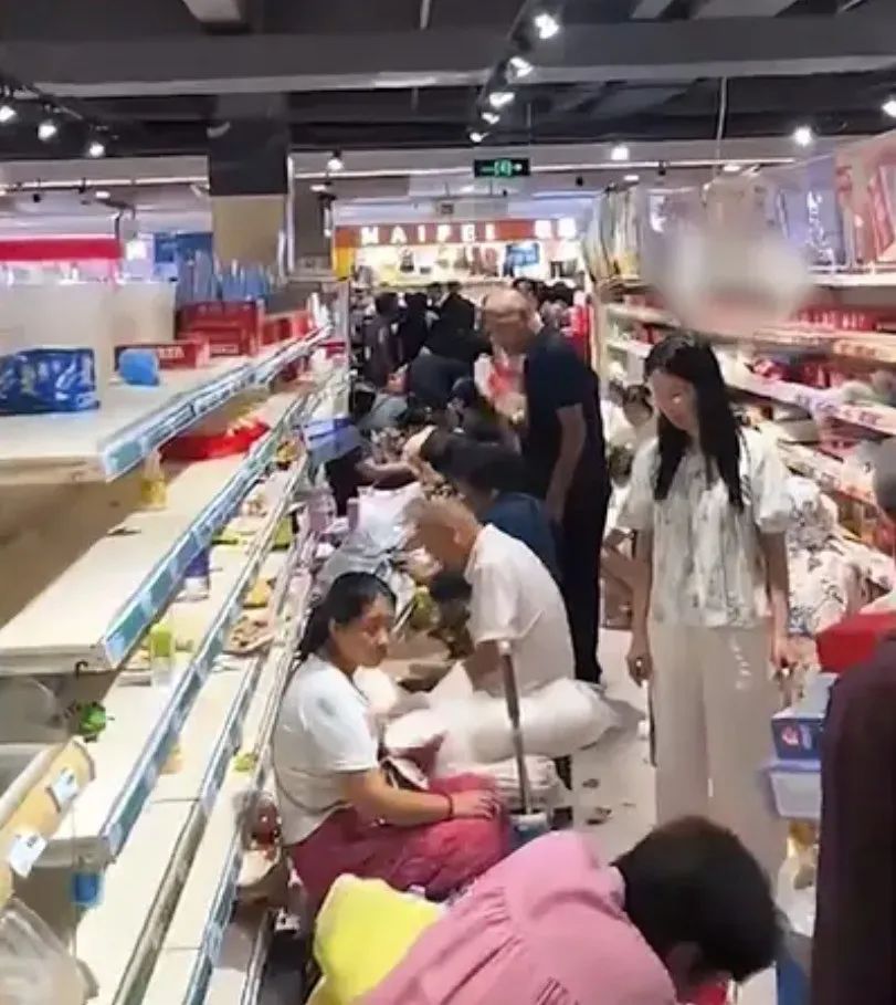 超市被造谣倒闭，遭大量顾客涌入抢购，连吃带喝一片狼藉？官方通报！
