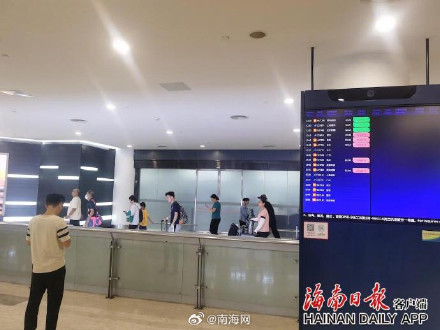海口美兰机场台风后首批航班到达