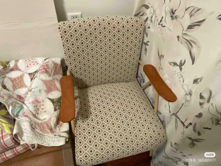 “摩羯”卷走阳台窗户，女孩淡定坐阳台休息，当事人回应