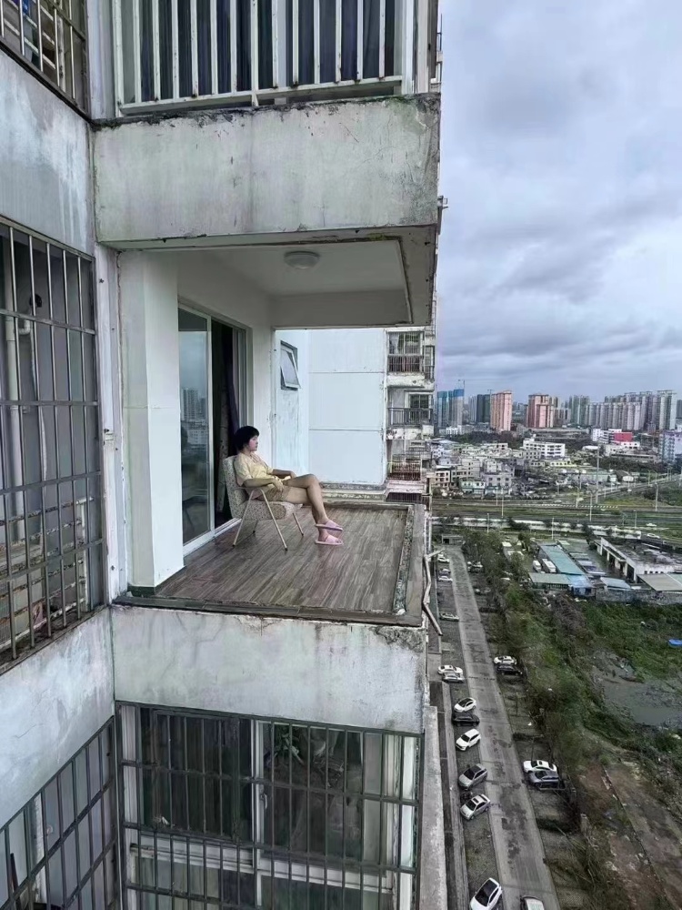“摩羯”卷走阳台窗户，女孩淡定坐阳台休息，当事人回应