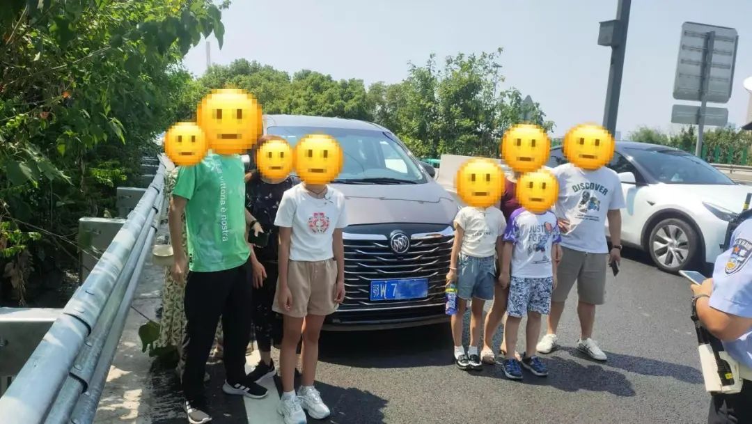 超员危害大 ，乘车拒绝“凑合挤”！