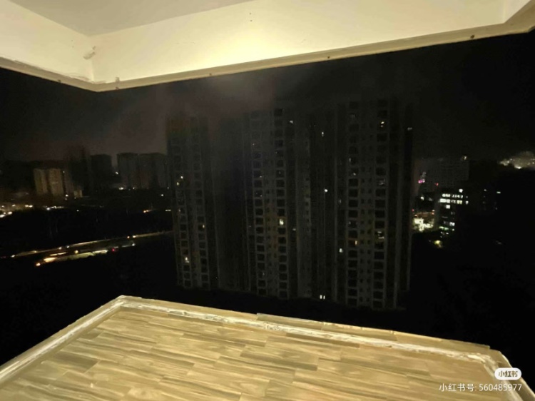 “摩羯”卷走阳台窗户，女孩淡定坐阳台休息，当事人回应