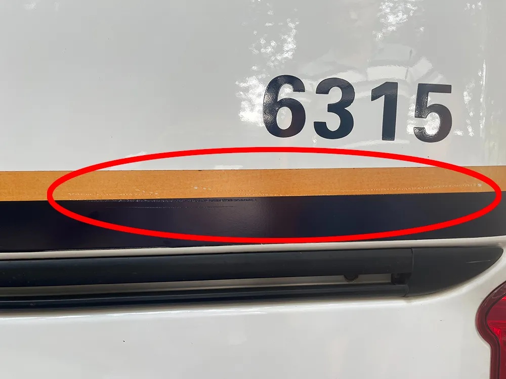 警车压实线变道擦挂后车逃逸?通报来了 警车压实线变道擦挂后车逃逸?通报来了