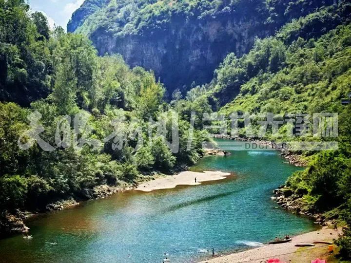 峡谷里玩“玻璃水”，多名游客被困在水中！幸好……