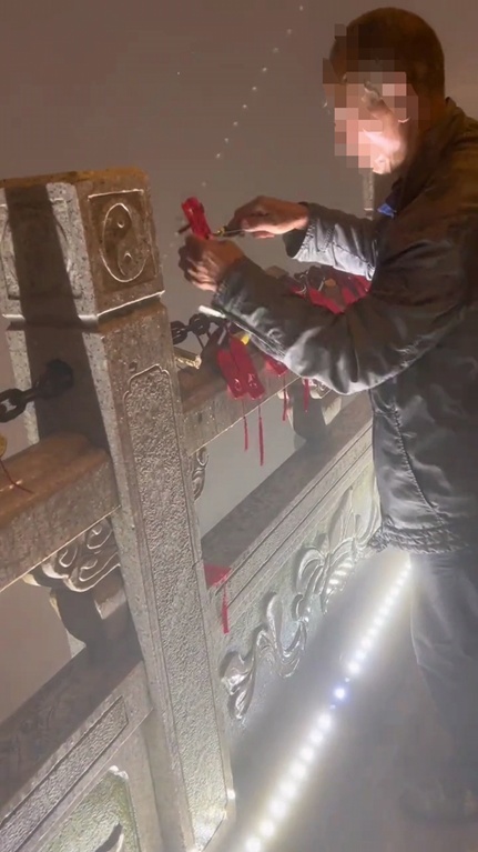 “剪断我姻缘！”游客称挂在山上的祈福牌被拆掉收走，景区回应