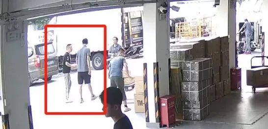 买了两条金项链，被老板报警！原因竟是……