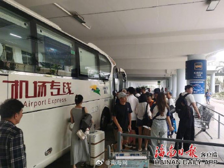 海口美兰机场台风后首批航班到达