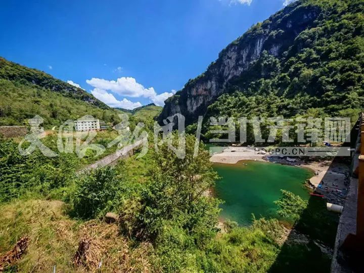 峡谷里玩“玻璃水”，多名游客被困在水中！幸好……