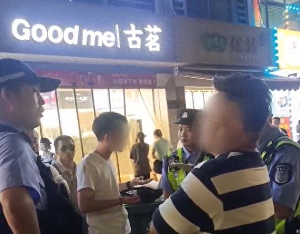 16岁少年剪头烫发被索要4000元！民警现场回怼店家……