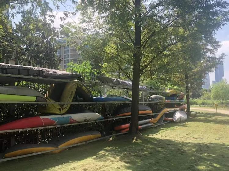 你们停车难?这里停船难!居民在上海这个小区河道“野划”玩嗨 你们停车难?这里停船难!居民在上海这个小区河道“野划”玩嗨