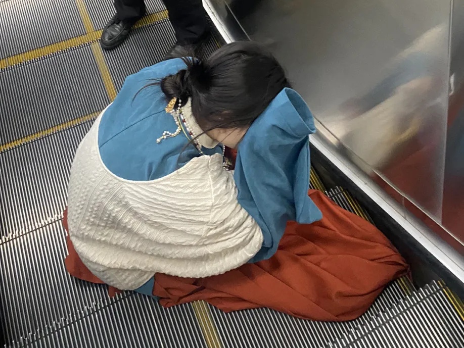 “电梯飞起来，差点吃人”！一商场扶梯，突传巨响