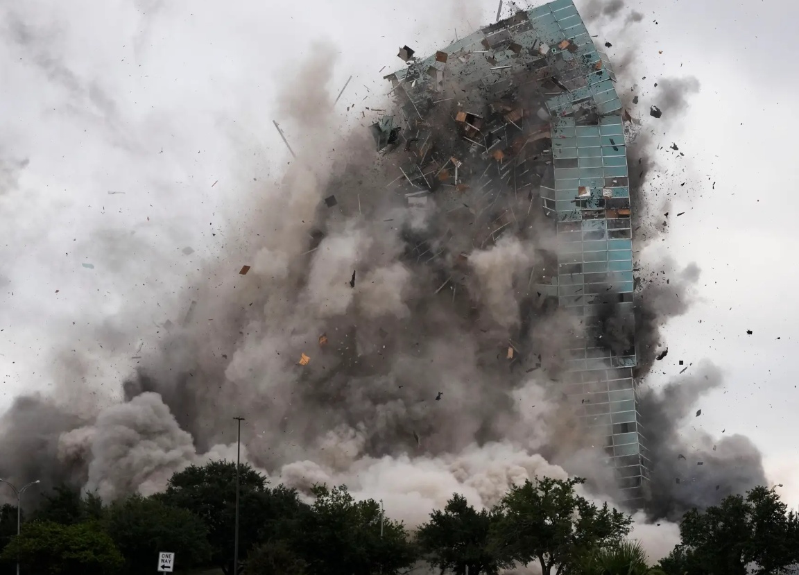 美22层大楼被爆破：轰然倒塌掀大量烟尘 废弃4年无法修复