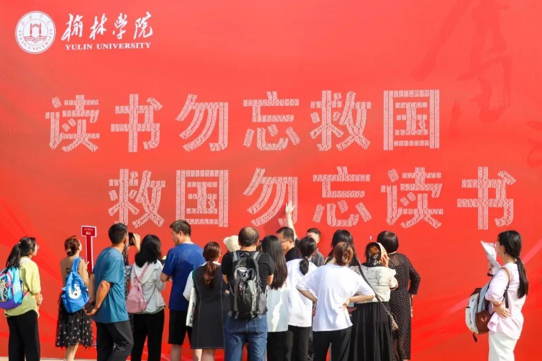 高校新生现场摸高跳出3米3，不用搬行李！“随便一跳，真的随便一跳……”