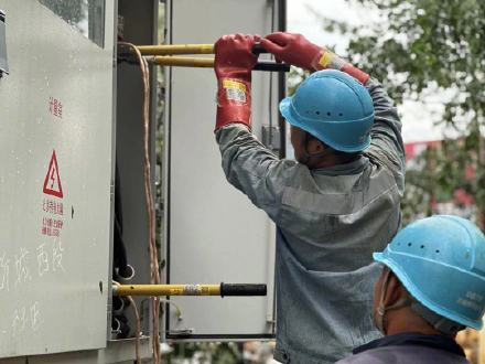 粤桂黔等地逾万人支援海南抢修复电