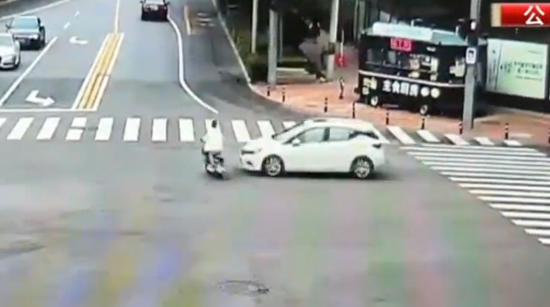 惊险!北京一女子骑车闯红灯被撞飞 ,交警判定>> 惊险!北京一女子骑车闯红灯被撞飞 ,交警判定>>