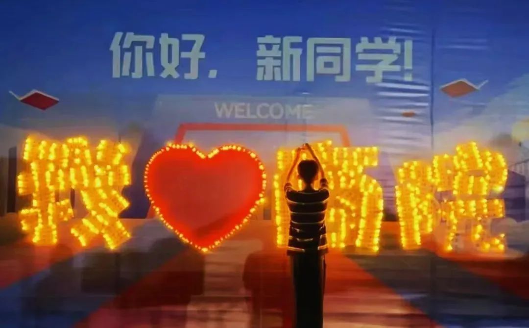 高校新生现场摸高跳出3米3，不用搬行李！“随便一跳，真的随便一跳……”