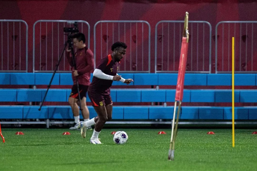 警方提示:严禁围堵教练员球员! 警方提示:严禁围堵教练员球员!