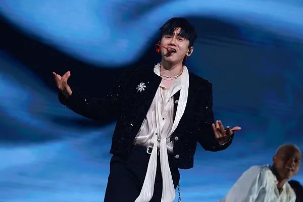 摊上事儿了?成都知名男星冲上热搜第一! 摊上事儿了?成都知名男星冲上热搜第一!