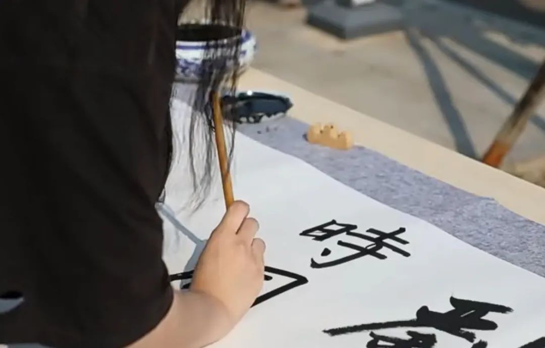 高校新生现场摸高跳出3米3，不用搬行李！“随便一跳，真的随便一跳……”