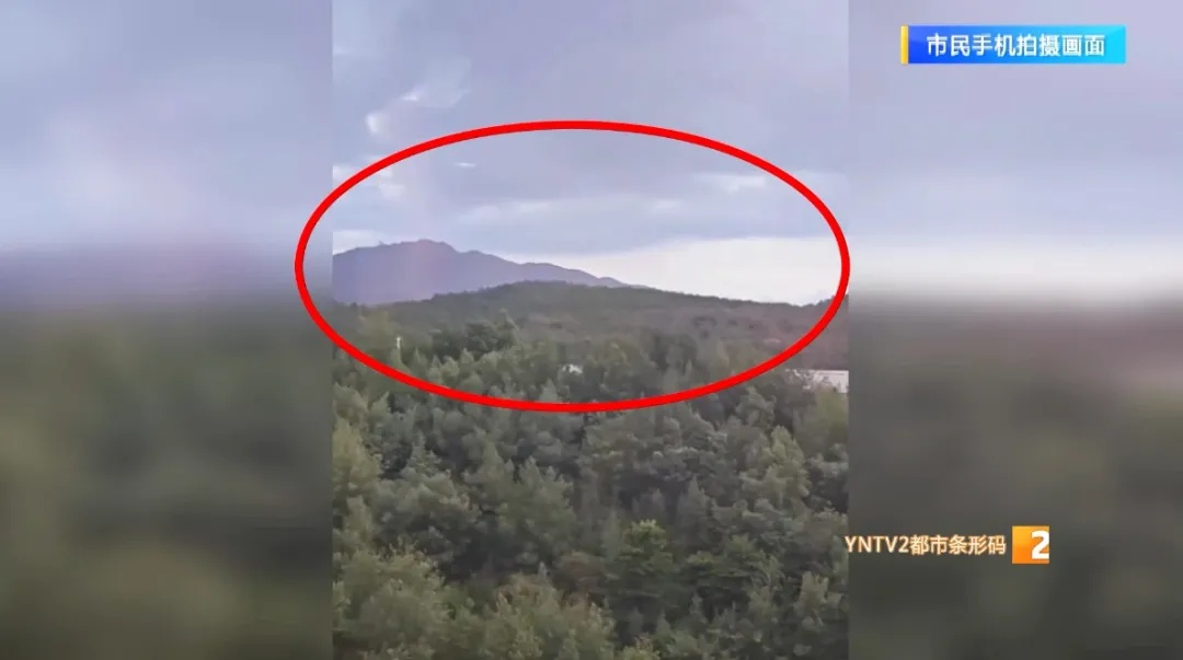 天空中惊现奇异发光体！网友：传说中的UFO？