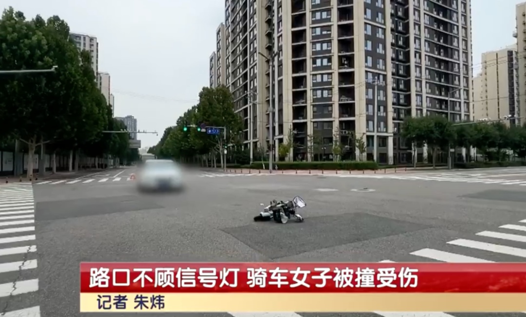 惊险!北京一女子骑车闯红灯被撞飞 ,交警判定>> 惊险!北京一女子骑车闯红灯被撞飞 ,交警判定>>