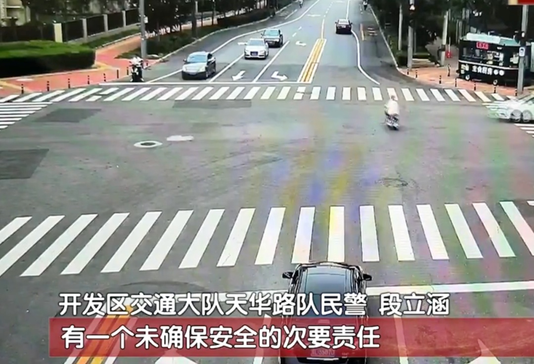 惊险!北京一女子骑车闯红灯被撞飞 ,交警判定>> 惊险!北京一女子骑车闯红灯被撞飞 ,交警判定>>