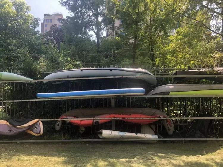 你们停车难?这里停船难!居民在上海这个小区河道“野划”玩嗨 你们停车难?这里停船难!居民在上海这个小区河道“野划”玩嗨