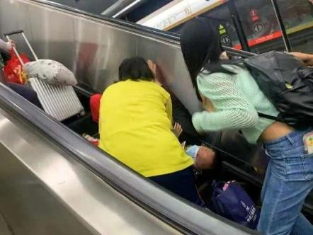 四人扶梯上摔作一团!5个乘梯隐患你中了几个? 四人扶梯上摔作一团!5个乘梯隐患你中了几个?