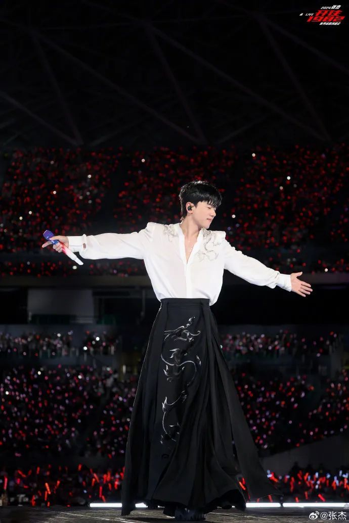 摊上事儿了?成都知名男星冲上热搜第一! 摊上事儿了?成都知名男星冲上热搜第一!