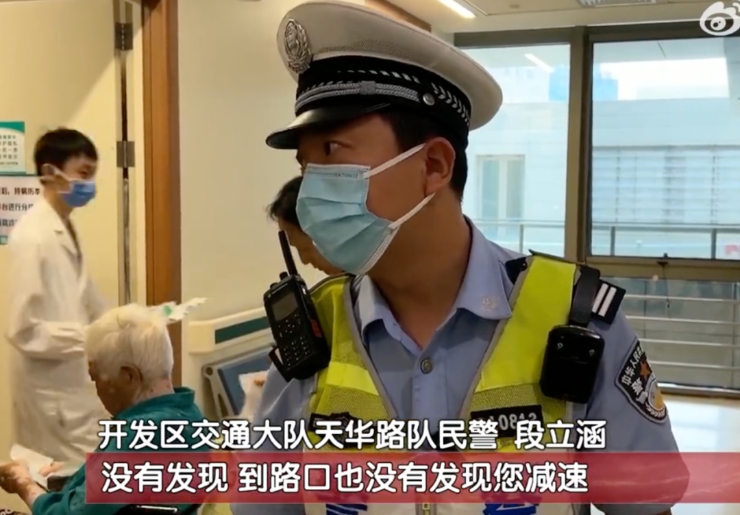 惊险!北京一女子骑车闯红灯被撞飞 ,交警判定>> 惊险!北京一女子骑车闯红灯被撞飞 ,交警判定>>