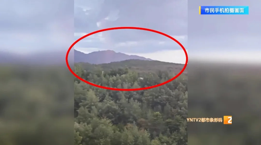 天空中惊现奇异发光体！网友：传说中的UFO？