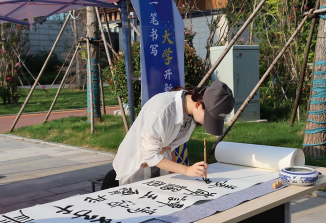 高校新生现场摸高跳出3米3，不用搬行李！“随便一跳，真的随便一跳……”