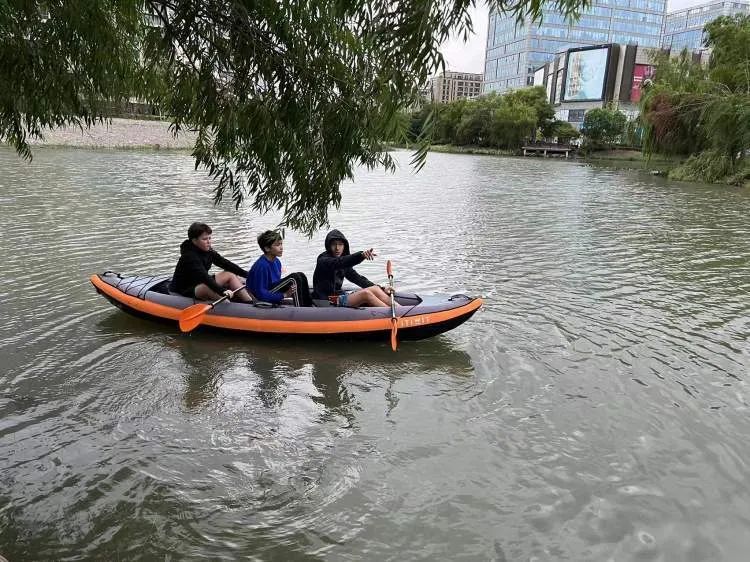 你们停车难?这里停船难!居民在上海这个小区河道“野划”玩嗨 你们停车难?这里停船难!居民在上海这个小区河道“野划”玩嗨