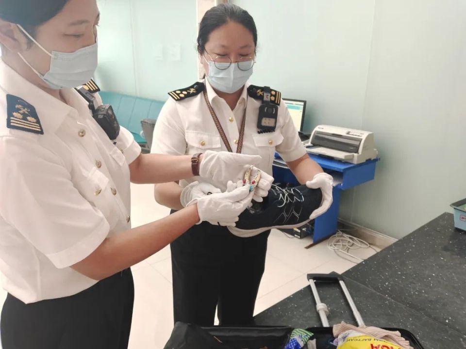 在入境旅客携带运动鞋鞋尖处查获狼牙2颗，海关提醒：此种情节将依法追究刑责